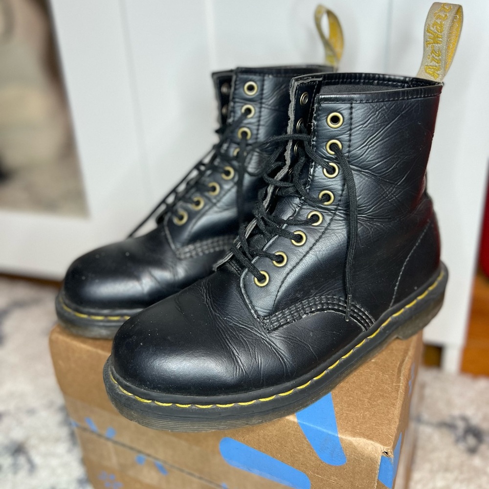 De Martens Original. Size 8. Will fit 8,5-9 if you’re familiar with their sizes